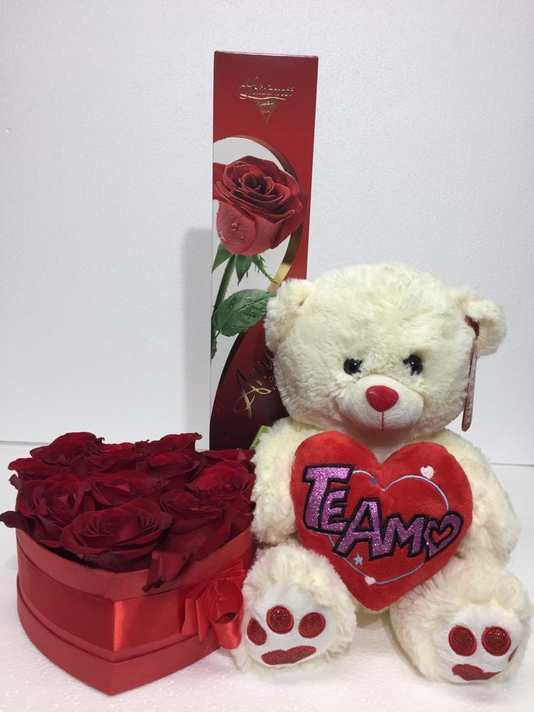 12 Rosas en Caja Corazn, Bombones de 116 Grs y Peluche con corazn de 30 cm